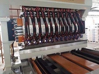 桑乐太阳能安装调试焊本十二头连续缝焊机生产线
